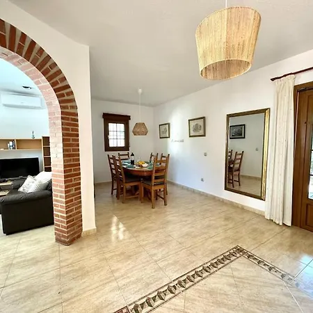 Villa Casa Del Mar, Stunning With Swimming Pool Sitio de Calahonda